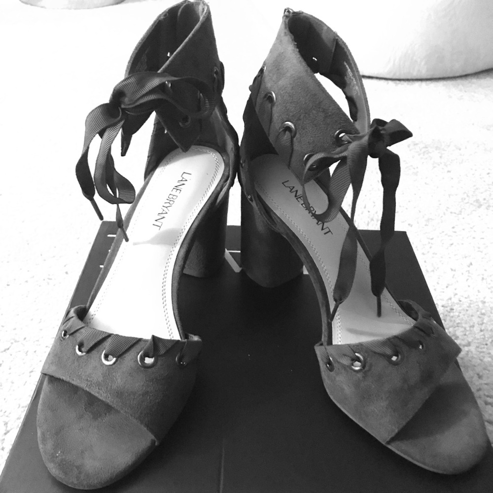 Scandals that lace up!